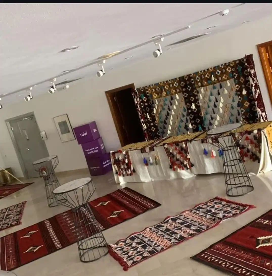 قهوجى يقدم خدمات القهوة العربية لحفل زفاف فاخر في الرياض