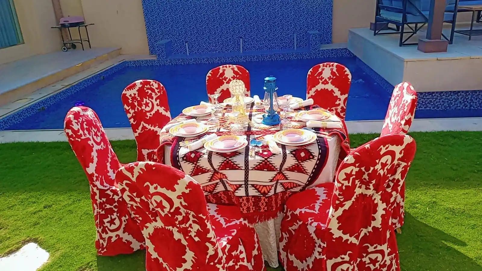 قهوجى يقدم خدمة القهوة العربية الأصيلة والضيافة الفاخرة