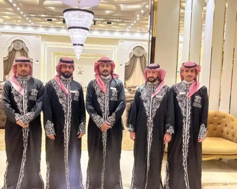 قهوجى يقدم خدمات القهوة العربية لحفل زفاف فاخر في الرياض