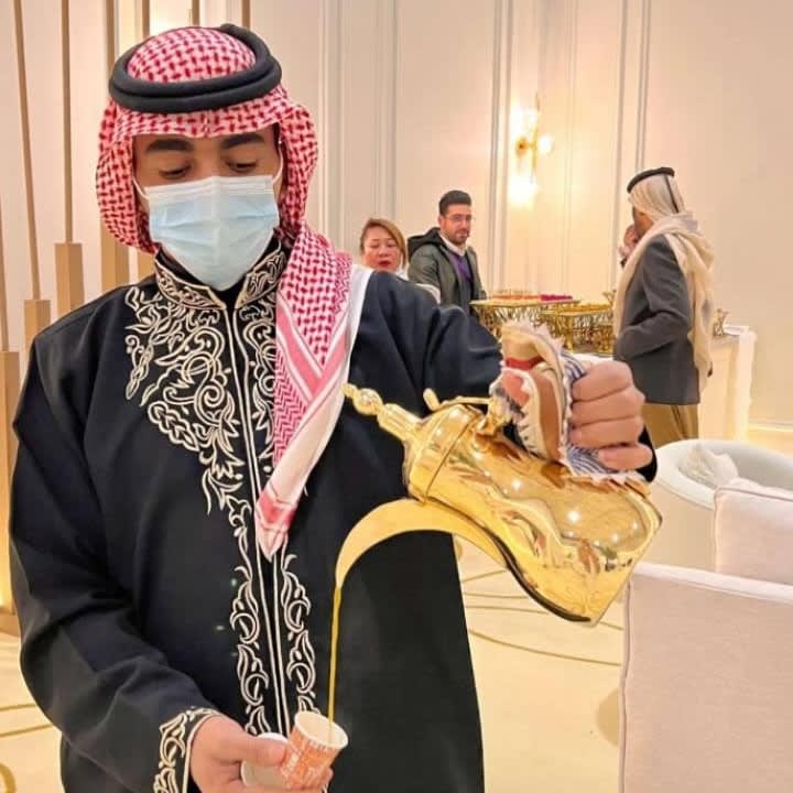 كل ضيف يستحق ترحيبًا يليق به، وكل مناسبة تستحق قهوجي يعرف مقامها.